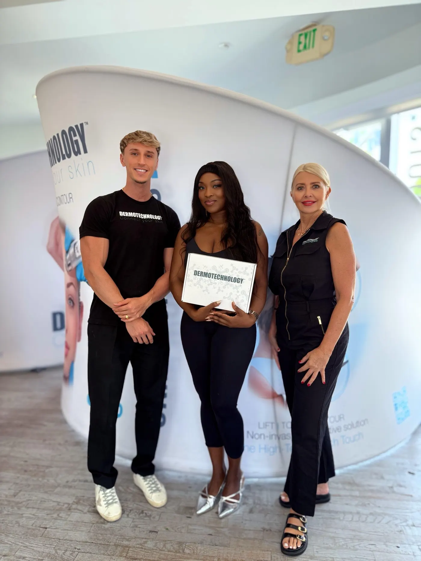 Elisabeth BOBO, fondatrice de Skin Tech, entourée de l'équipe Dermotechnology lors de sa certification à Miami